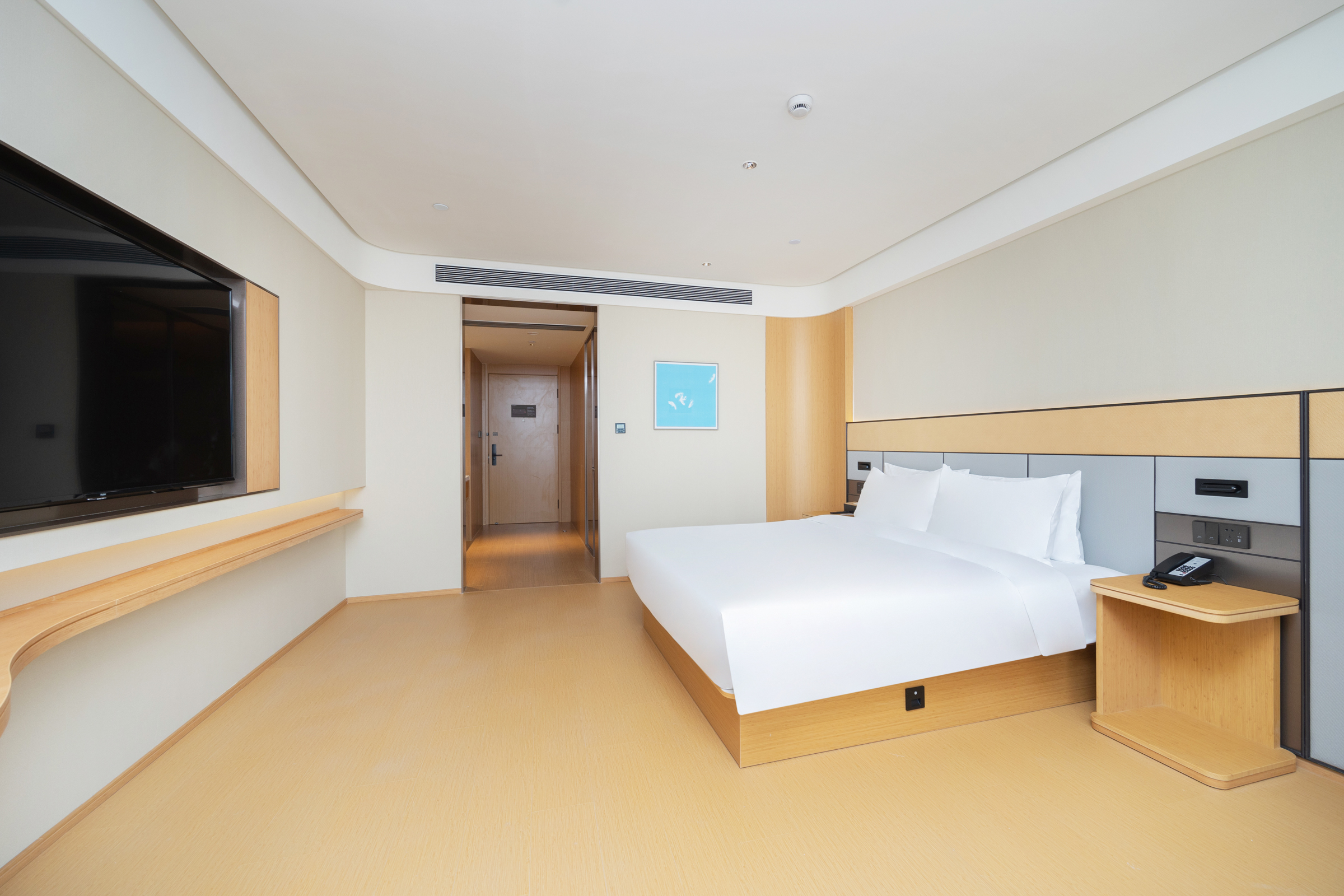 高级大床房A【65寸智能投屏电视+小冰箱】