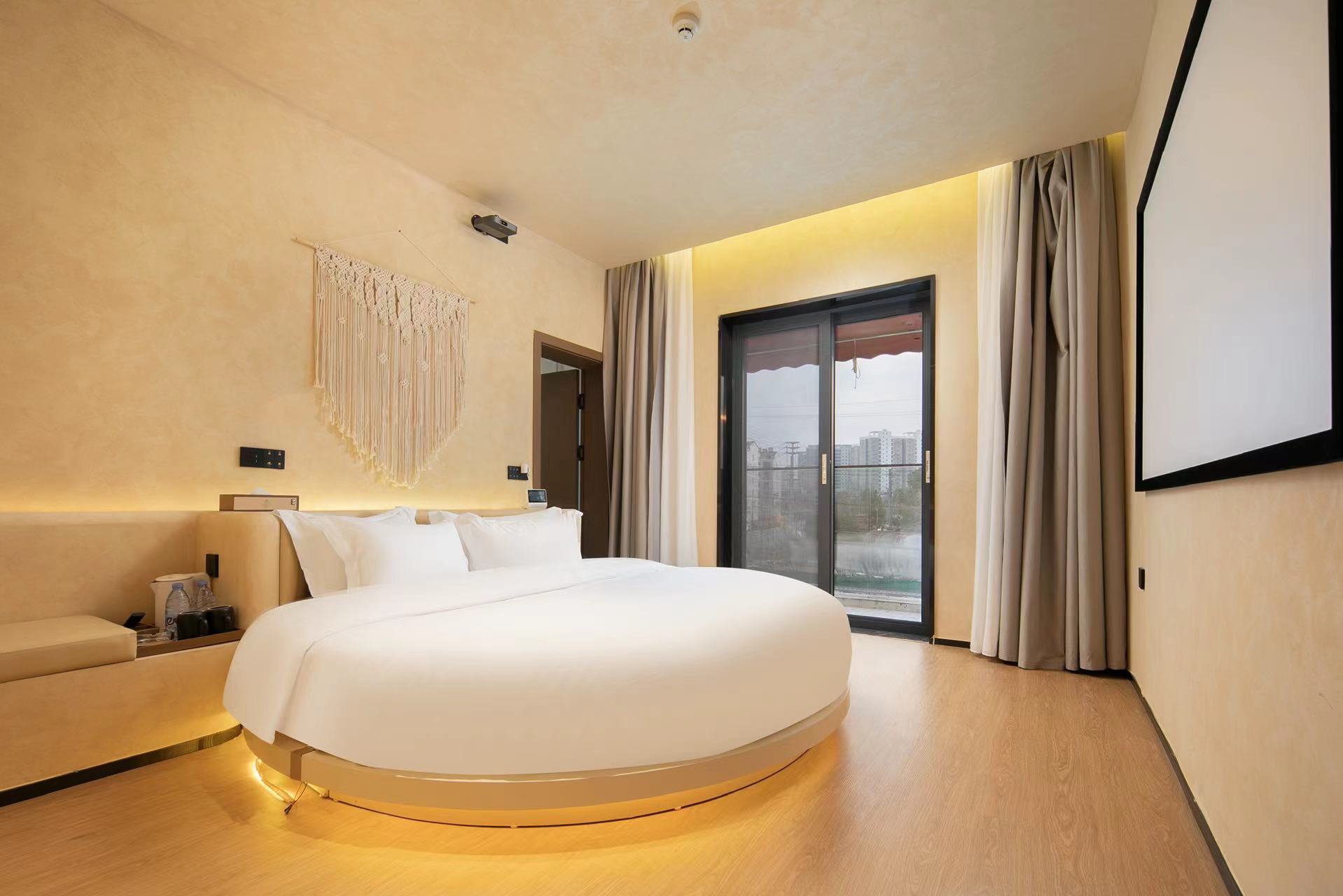 圆弧沐风影院大床房《舒睡床垫+浴缸+智能客控》