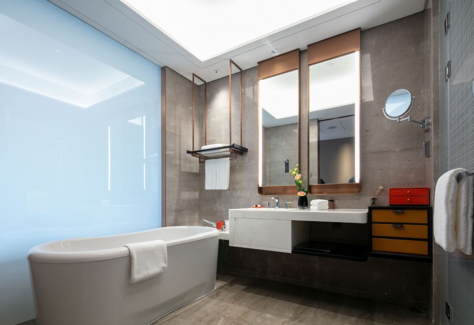 玉蘭苑行政湖景大床房