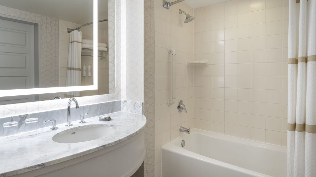 客房，2 张双人床，城市景观，可使用 M 俱乐部酒廊