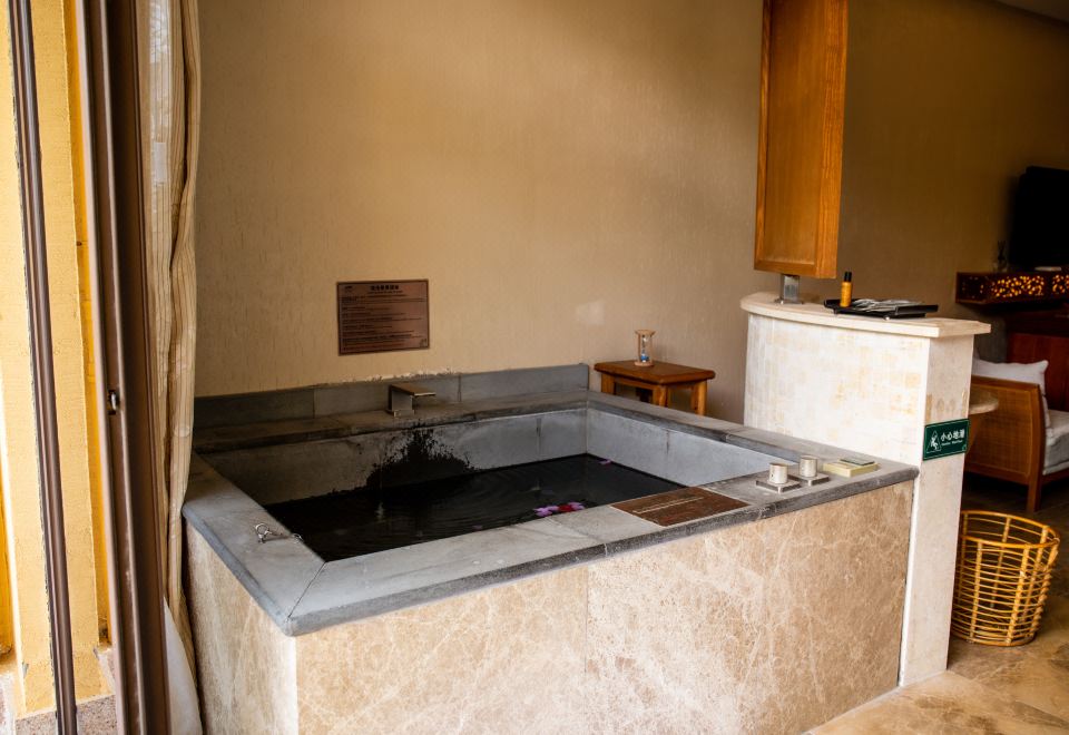 Longmen Dipai Hot Spring ResortLakeside Hot Spring Double Bed Room - Garden Scenic View - Private Tub - Certified Hot Spring Water