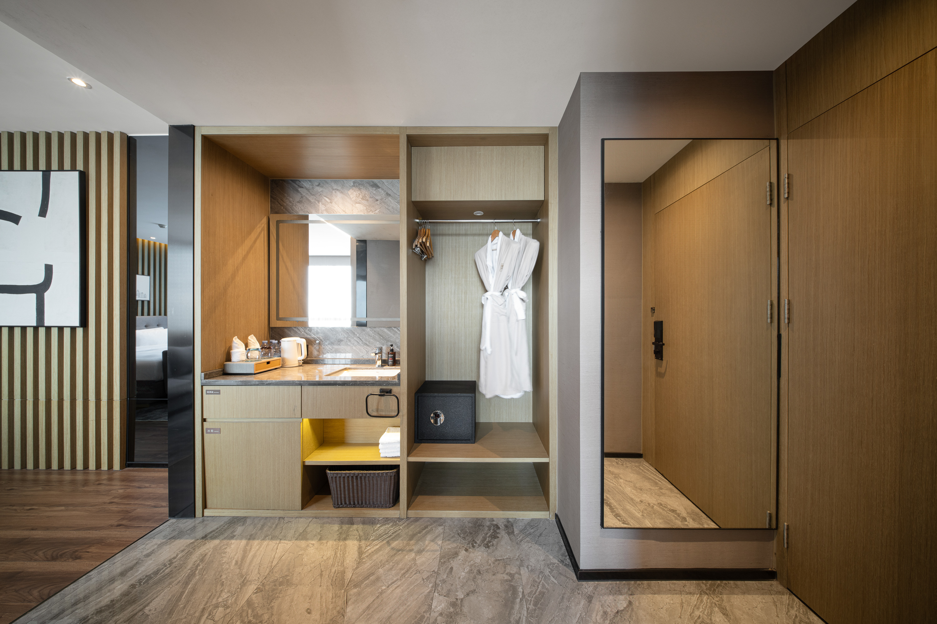 天际城景精英大床房〔智能客控+休息沙发茶座+浴缸+小冰箱+蓝牙音箱〕