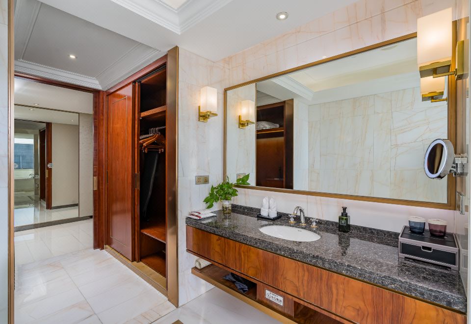 雍貴套房（大空間+特大床+紅木傢俱+會客區）