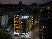 Luhe Yuelong Hotel Hotels in Luhe