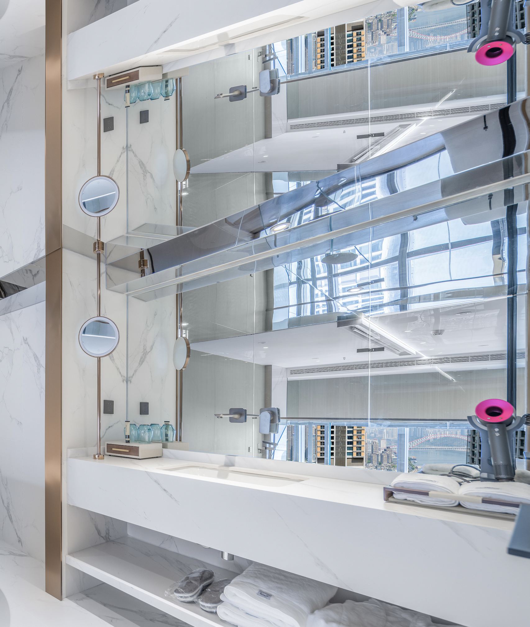 270度水晶横廊江景汤池跃层双卧套房