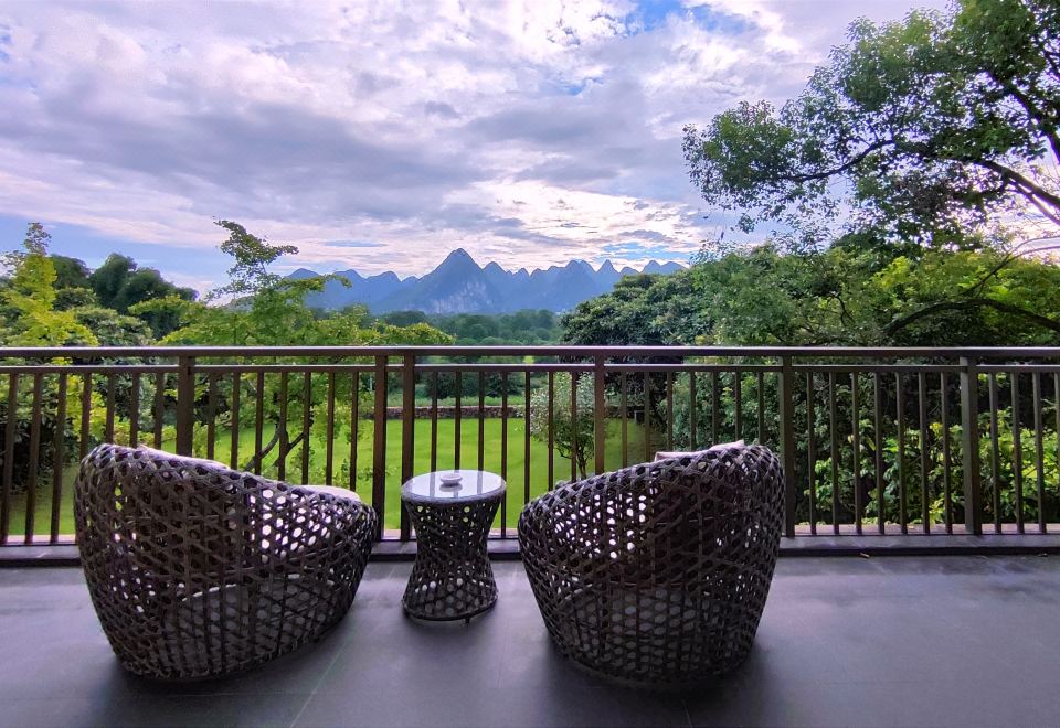 Shanshui Villa HotelRiver-View Grand Deluxe Double Bed Room (Floor-to-Ceiling Balcony)