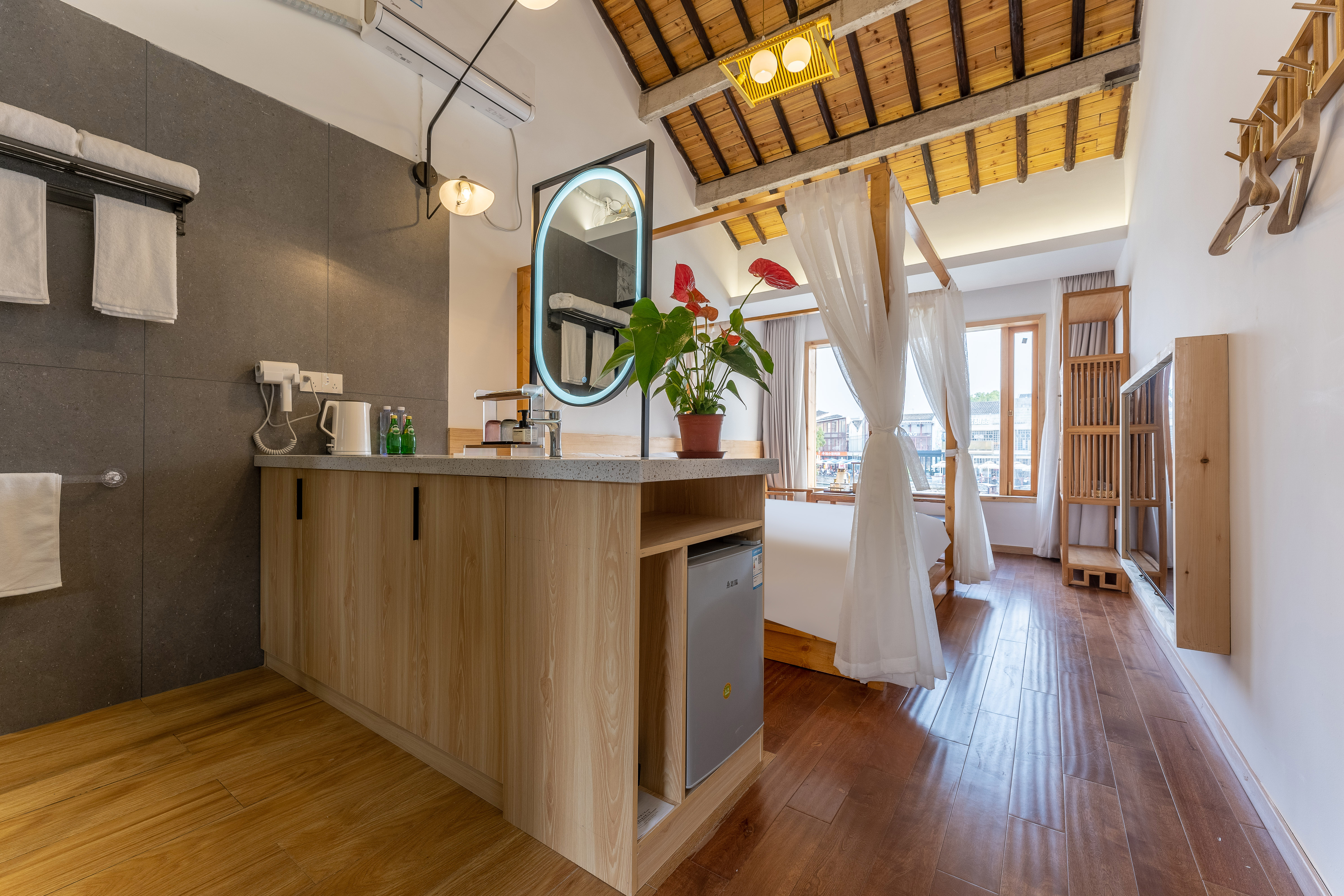 东井·大床房丨小冰箱+观景茶台+古桥河景