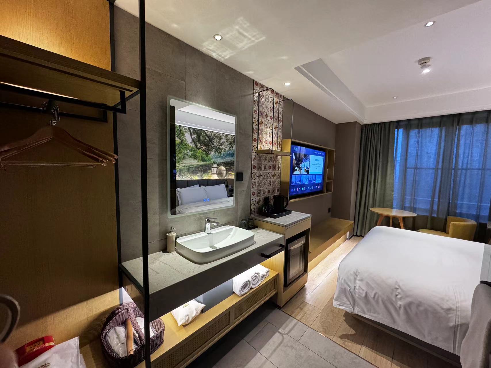 明星高级大床房（智能客控+电视投屏+迷你冰箱）