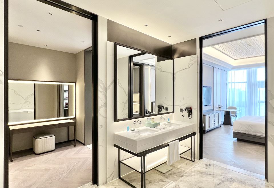 至尊景观套房（超大会客厅+胶囊Coffee机+戴森吹风机+主客双衞浴）