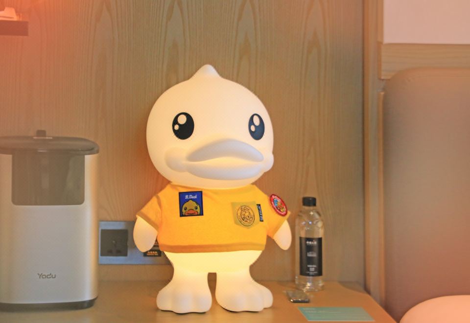 小黄鸭主题湖景亲子房