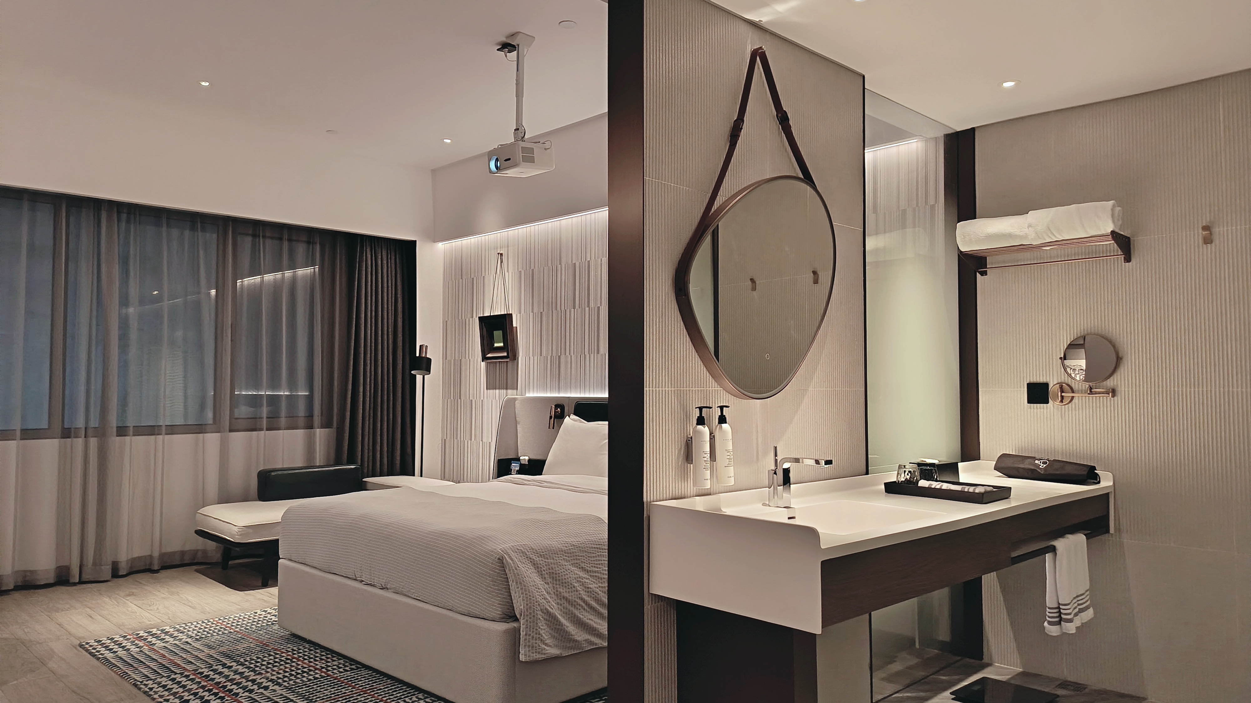 影音大床房（100寸高清巨幕+智能投屏+畅享热门大片）