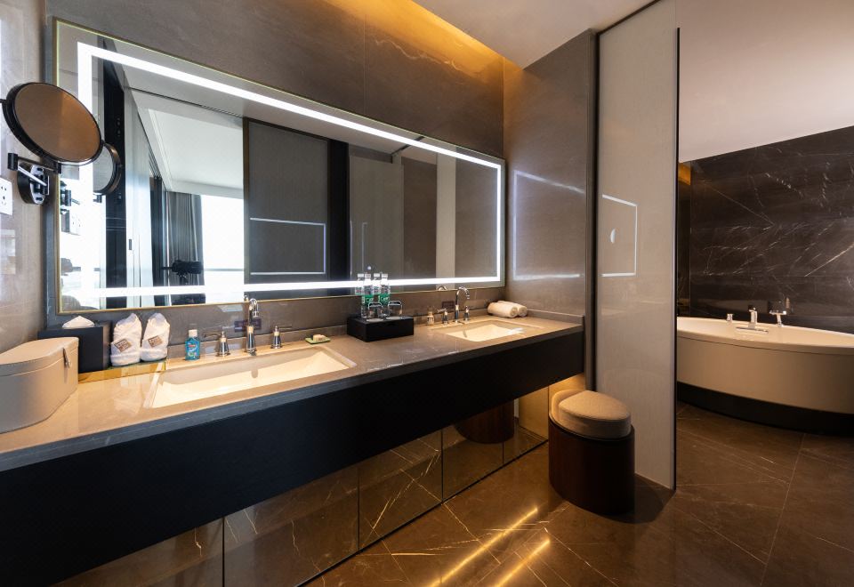 Business Queen Room