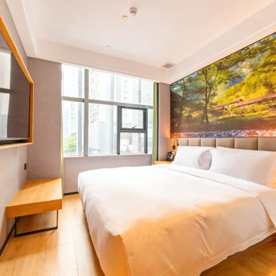 雅緻大床房（智能客控+冰箱+深睡床墊Pro+智能馬桶） 秋果酒店（深圳會展中心崗廈地鐵站店）優惠
