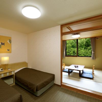 Japanese-Western style room (8 tatami mats + Twin)