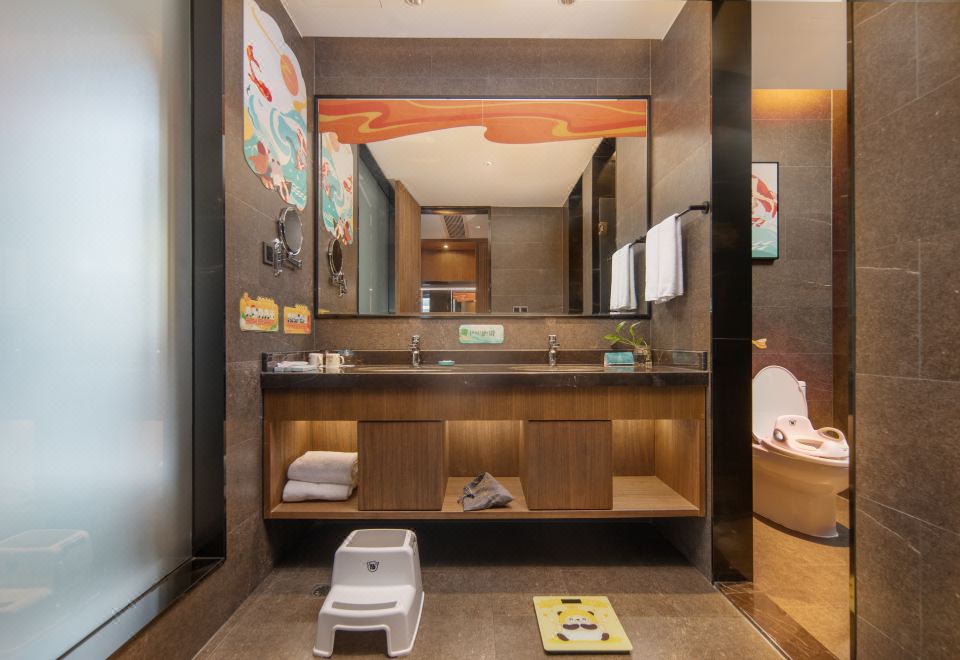 PINLAKE RESORTHudang Liyue Family Room