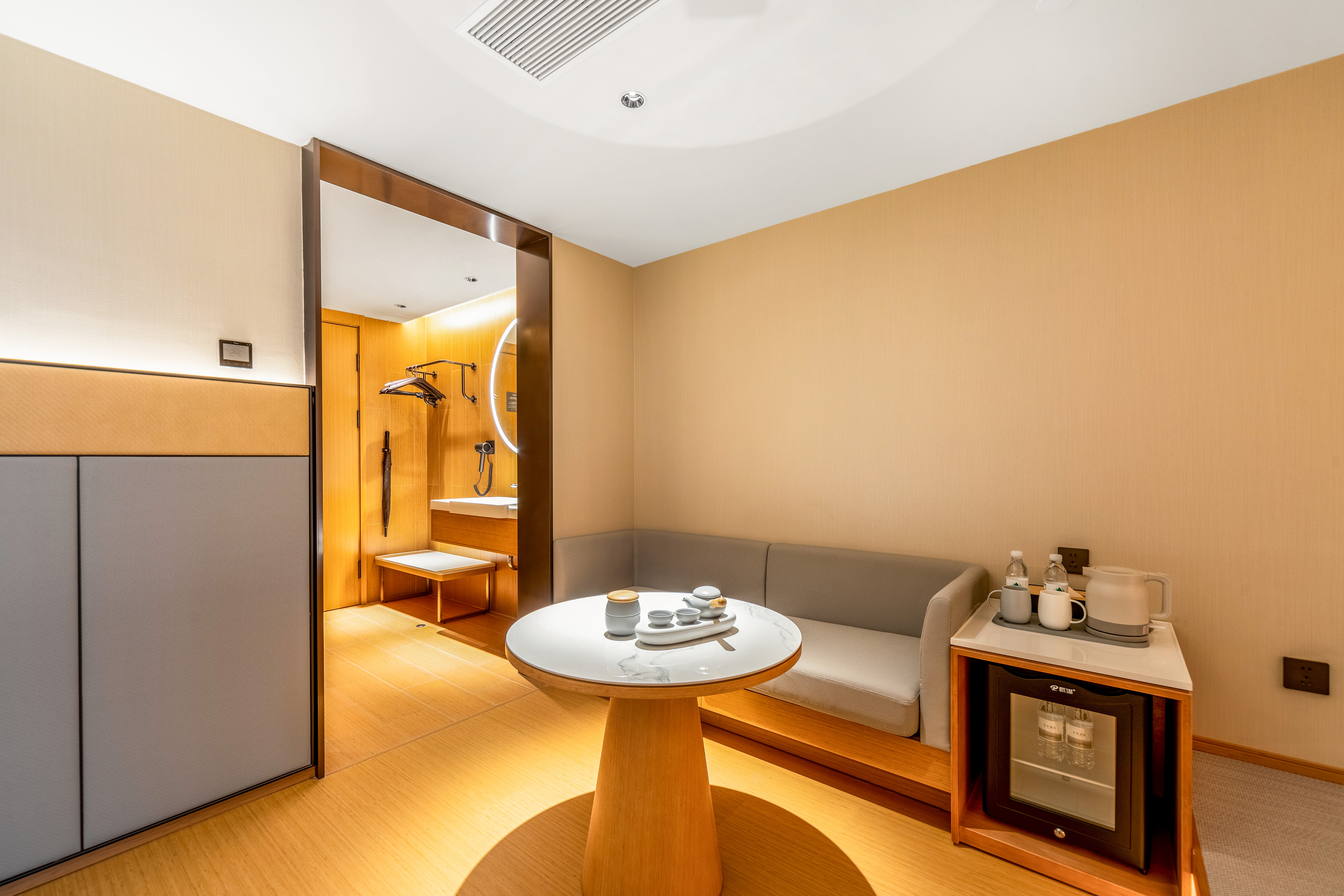 豪华大床房（榻榻米+加湿器+65寸投屏电视+小冰箱）