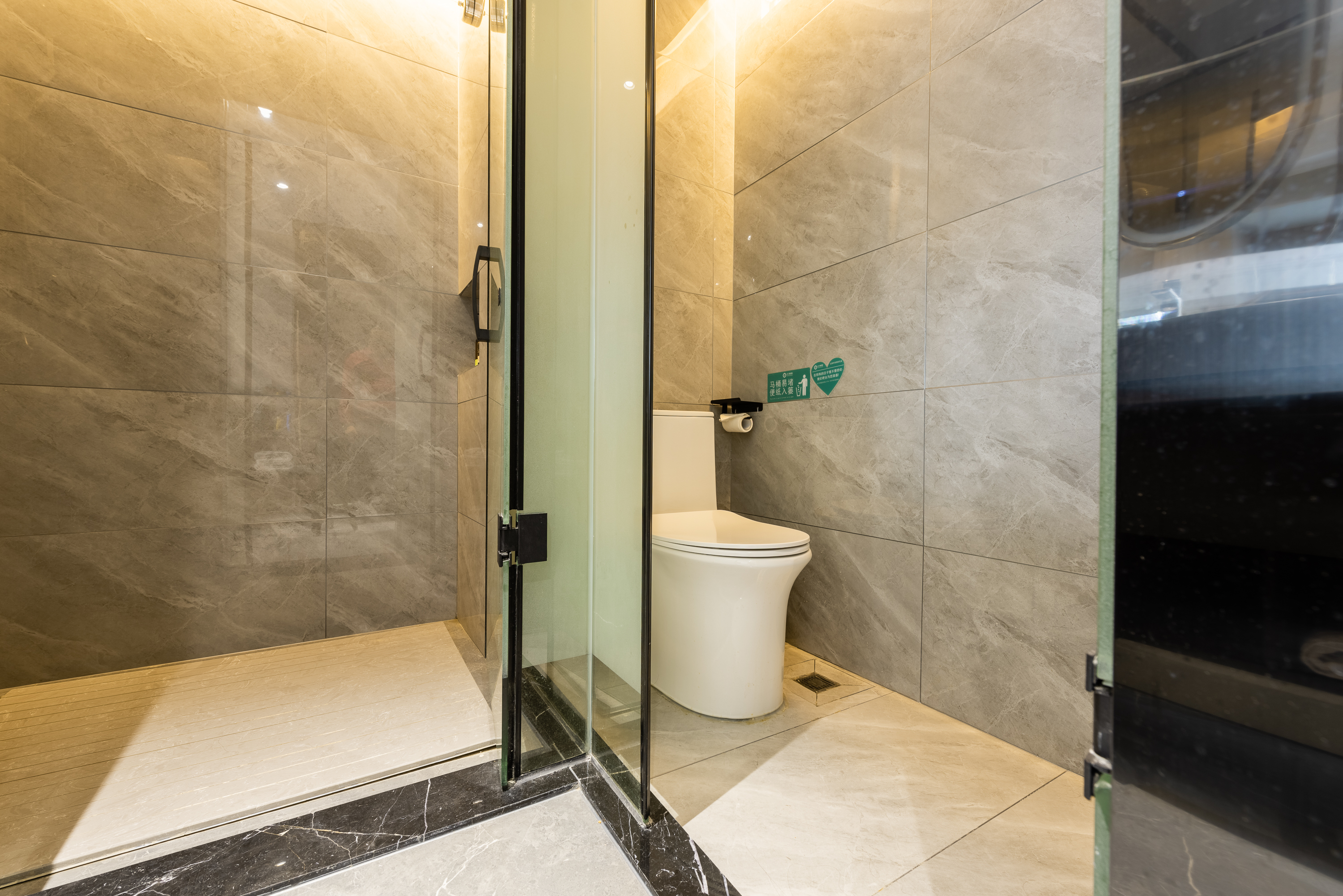 湖景豪華影音大床房（100寸）