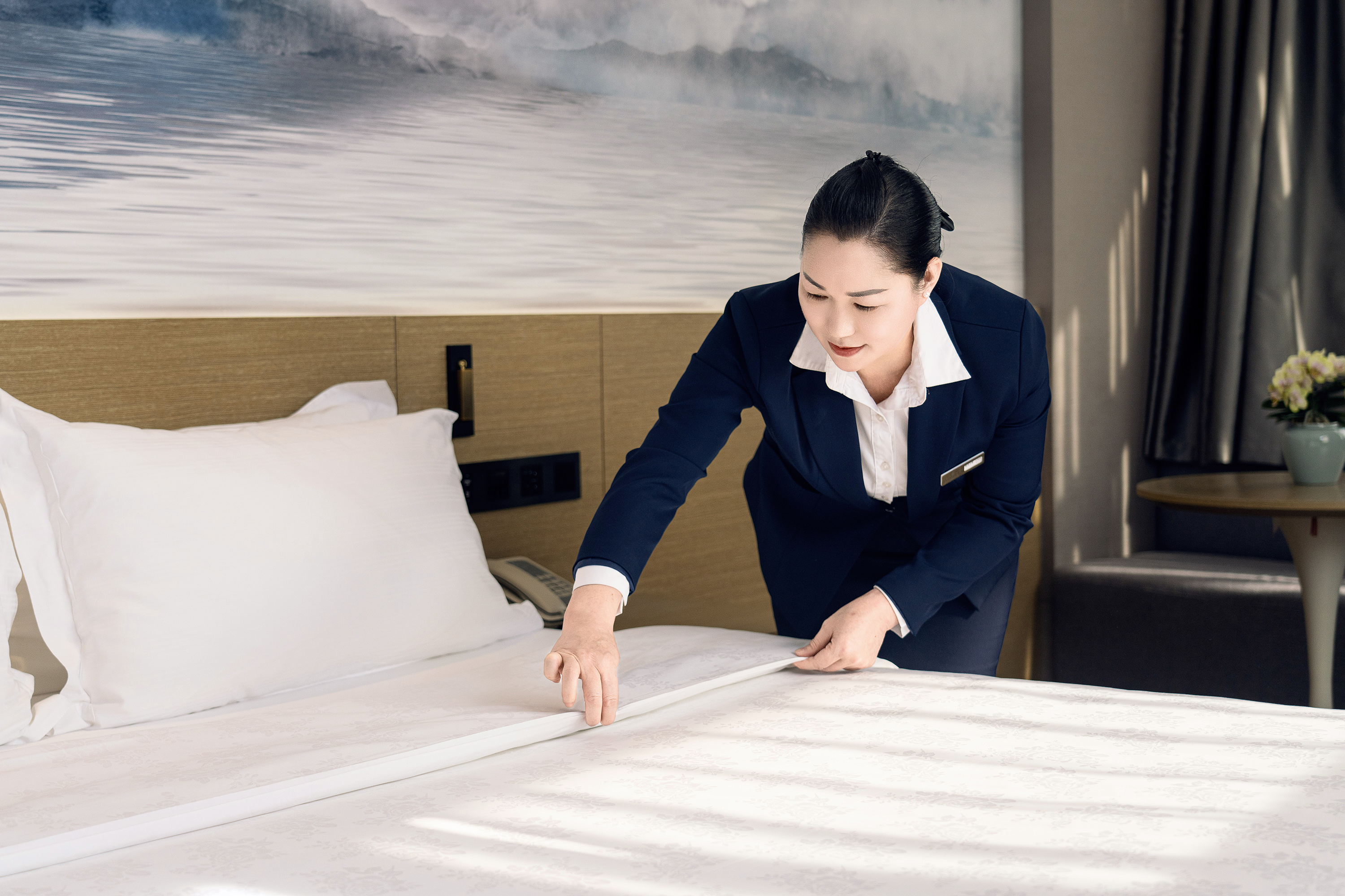 高清投屏观影大床房〔激光电视+环绕音响+投屏〕