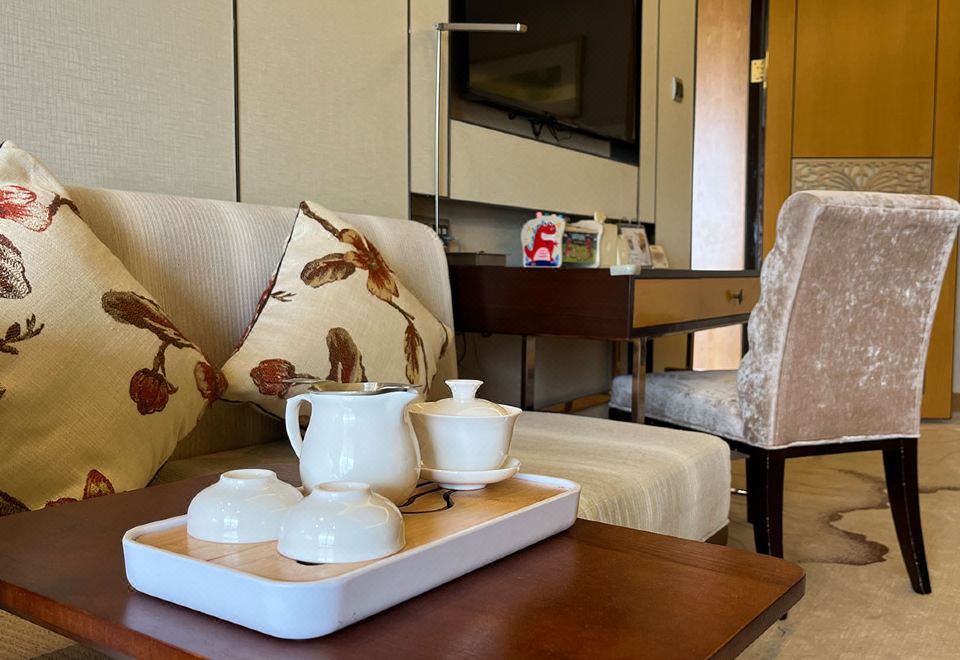 Kingworld Hotel Gui'anFamily Friendly Suite (Balcony, Soaking Tub)