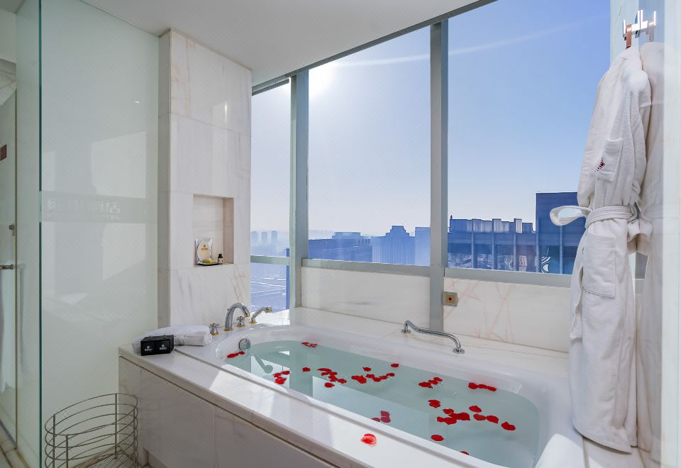 雍貴套房（大空間+特大床+紅木傢俱+會客區）