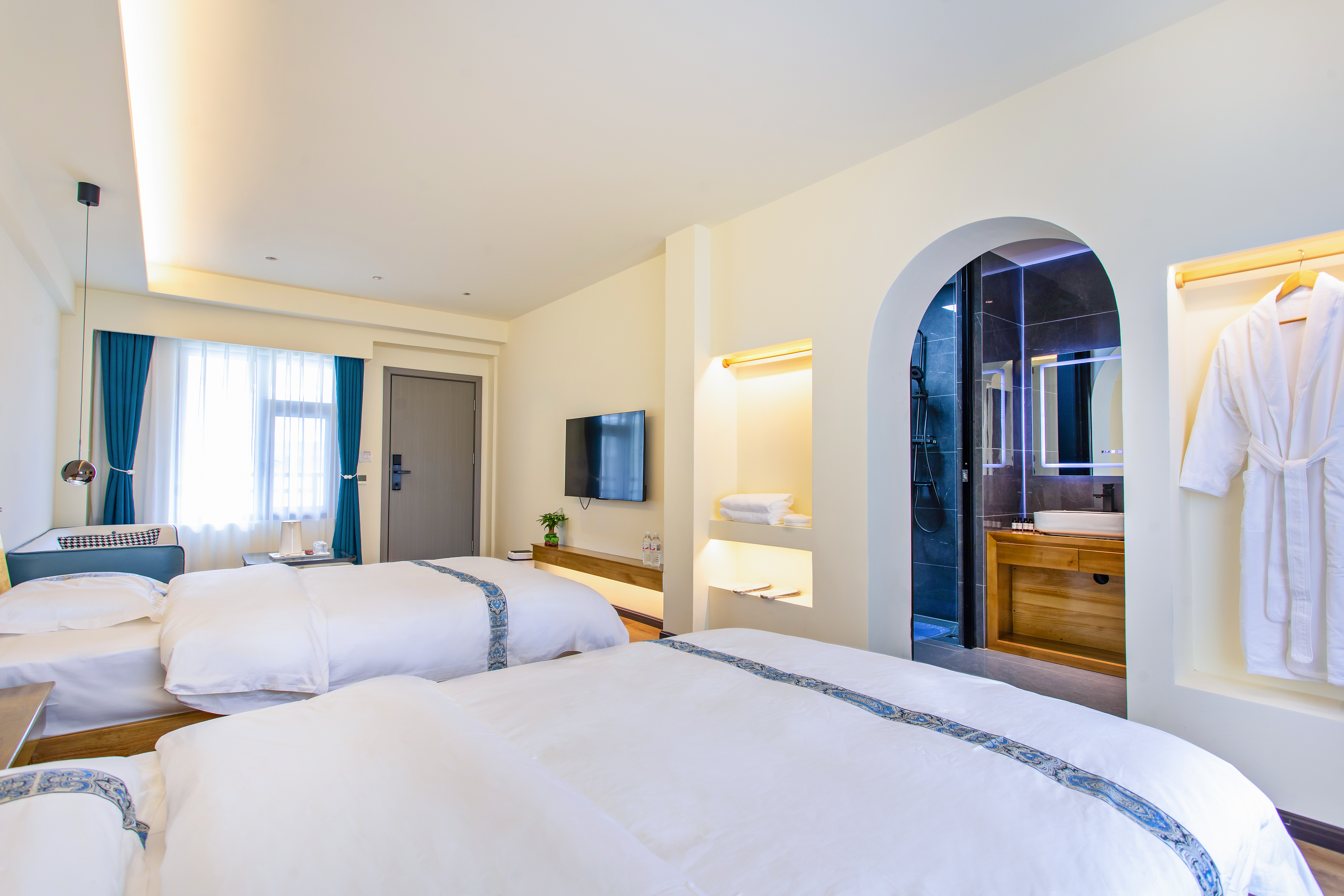 Elegant Leisure Smart Room (2 Beds) (Sofa)