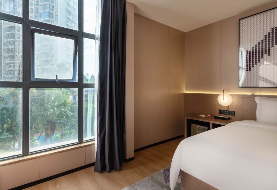 豪華大床房（落地窗+慕斯床墊+零壓枕頭+mini吧）