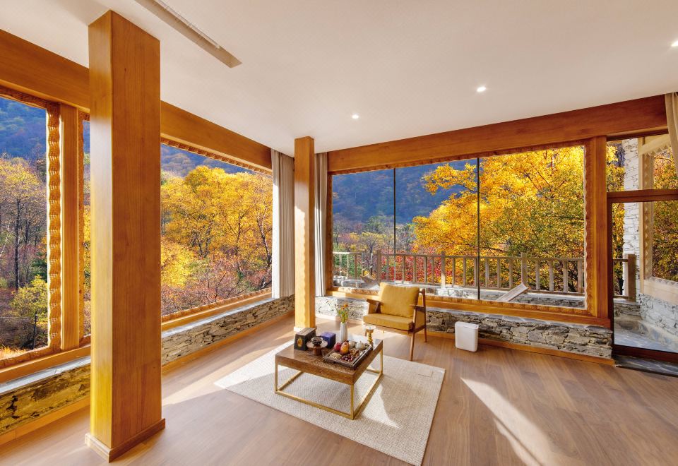 270度雪山彩林巨幕投影室內私湯大床房（全屋地暖）