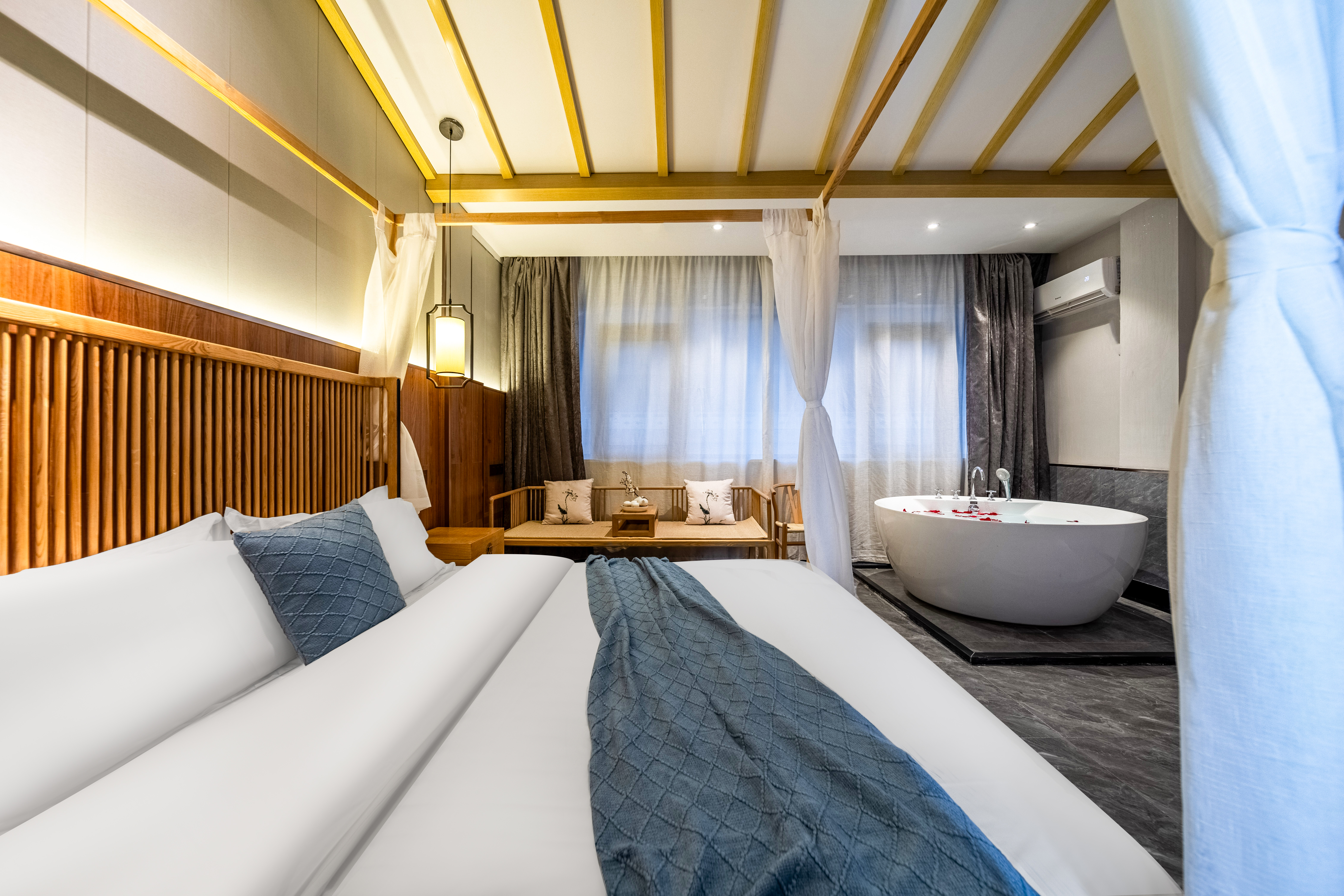 梧居·两室泡浴套房【小度语音+轻纱帷幔+LED化粧镜】