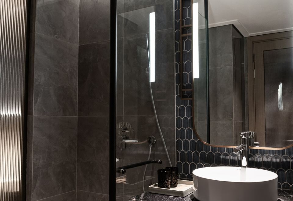 高級大床或雙床房（無窗）