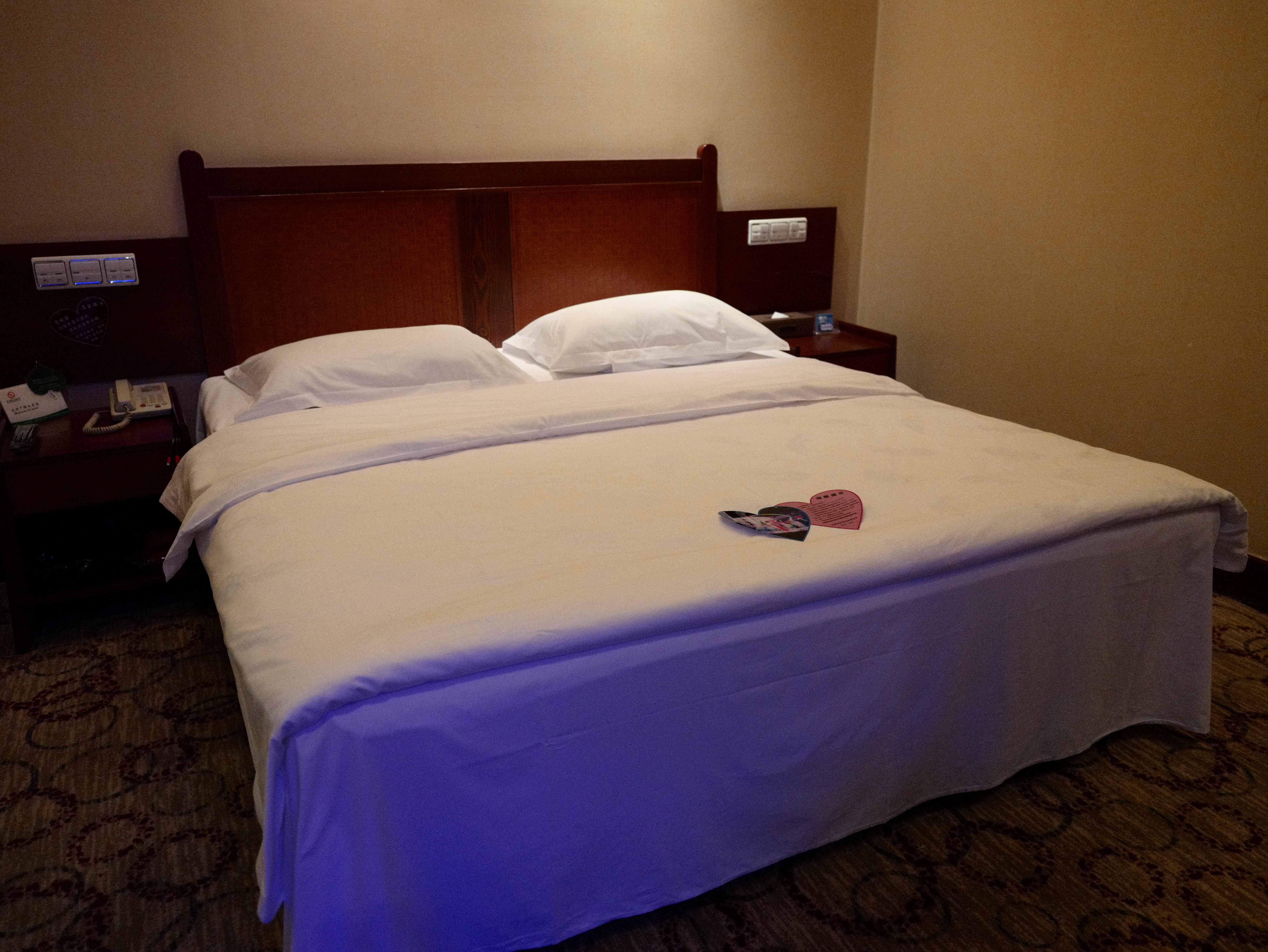 电竞大床房[13400F+32G显卡5060+27寸屏320HZ机械键盘