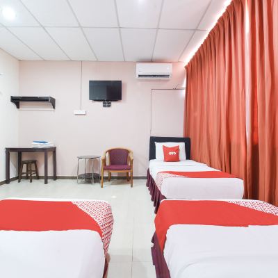 Suite Bertiga Kupon OYO 89588 Destiny Riverside Hotel