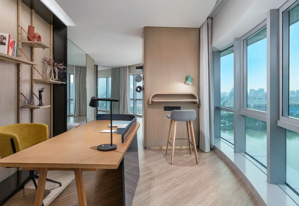 逸衡套房·书房·湖景（智能健身FITURE魔镜）