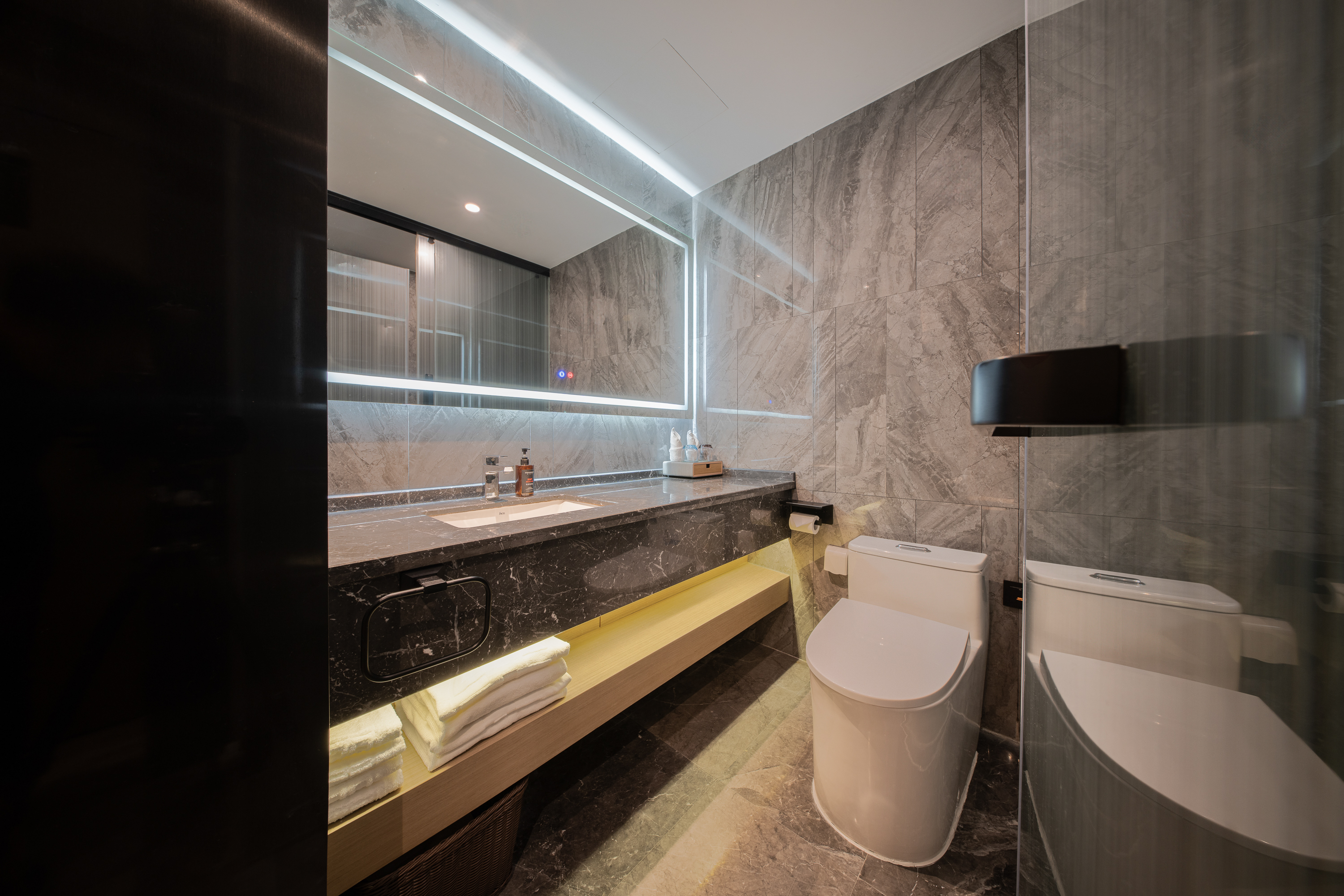 高空城景温馨家庭房〔大小床+闽南茶具+沙发+蓝牙音箱+乾湿分离〕