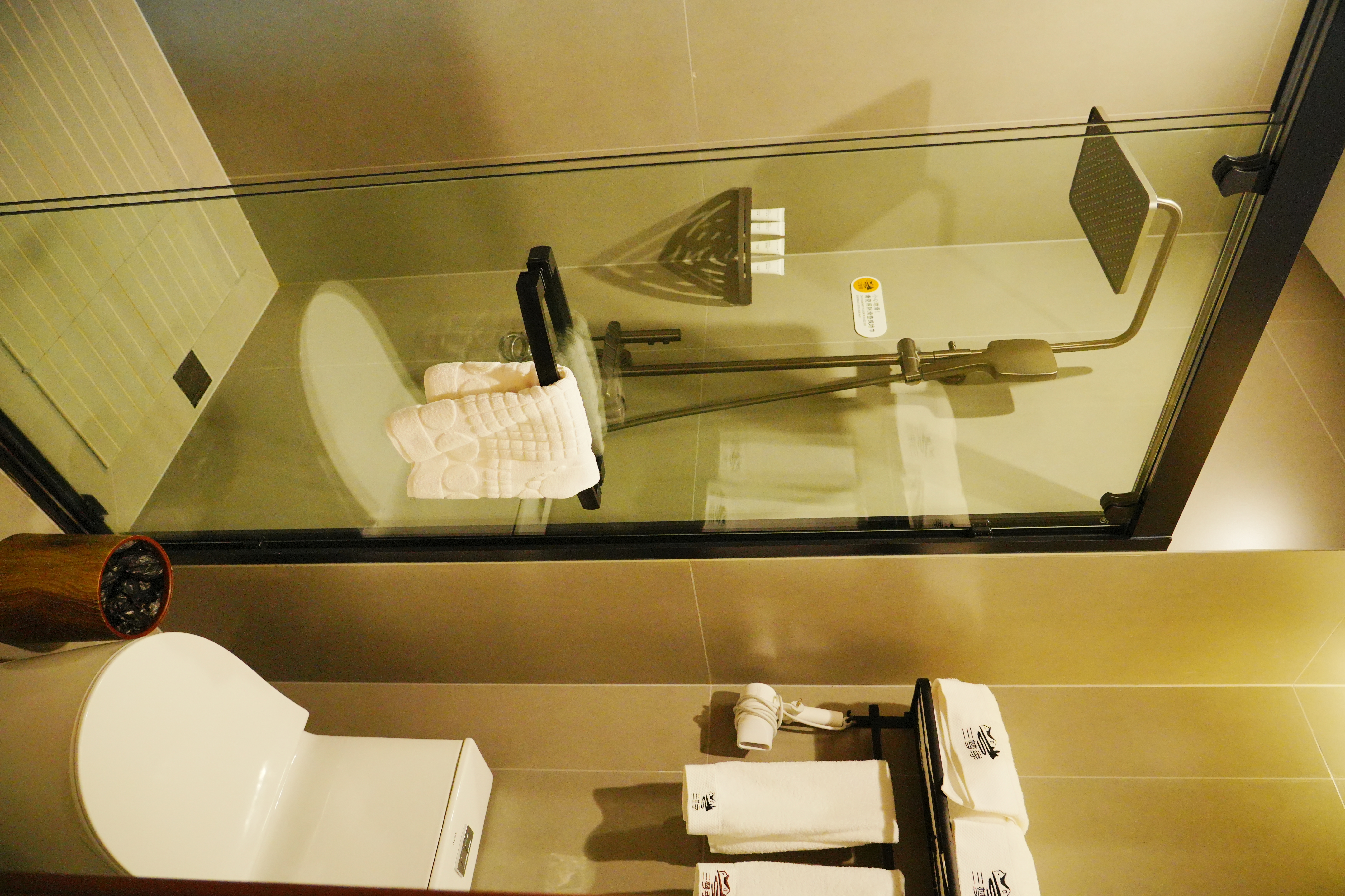 家庭亲子房（亲子两室+休闲区）