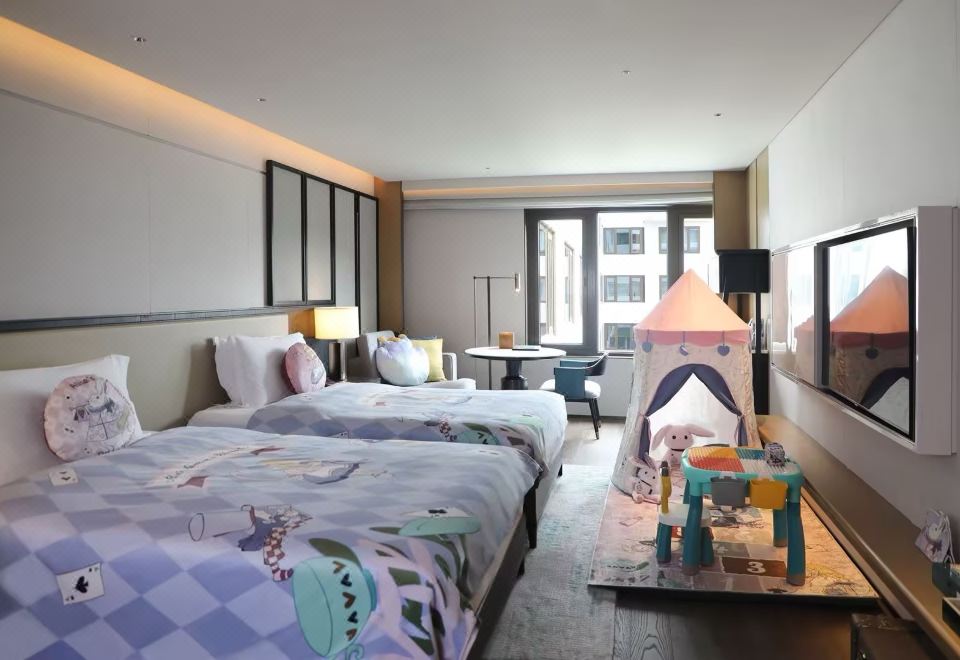 愛麗絲漫游奇境主題親子雙床房