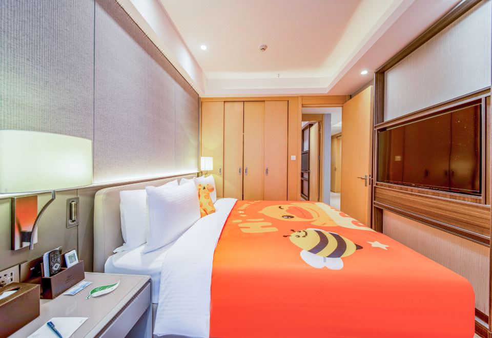 Somerset Haizhu Centre GuangzhouBduck Little Yellow Duck Connecting Three-Bedroom Suite (Washing Machine + Kitchen + Two Bathrooms)