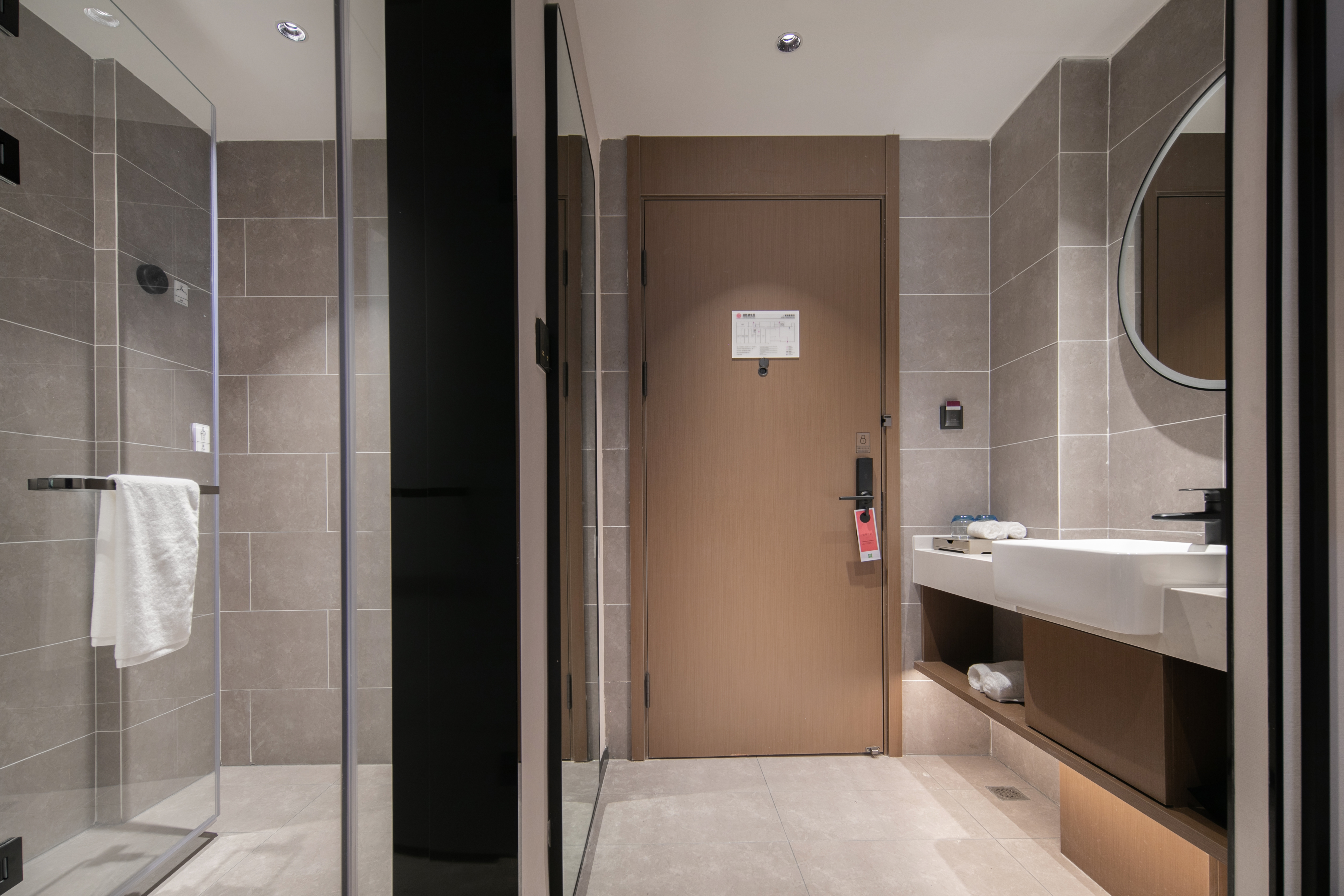 豪华大床房（65寸电视+丝涟床垫+迷你吧）