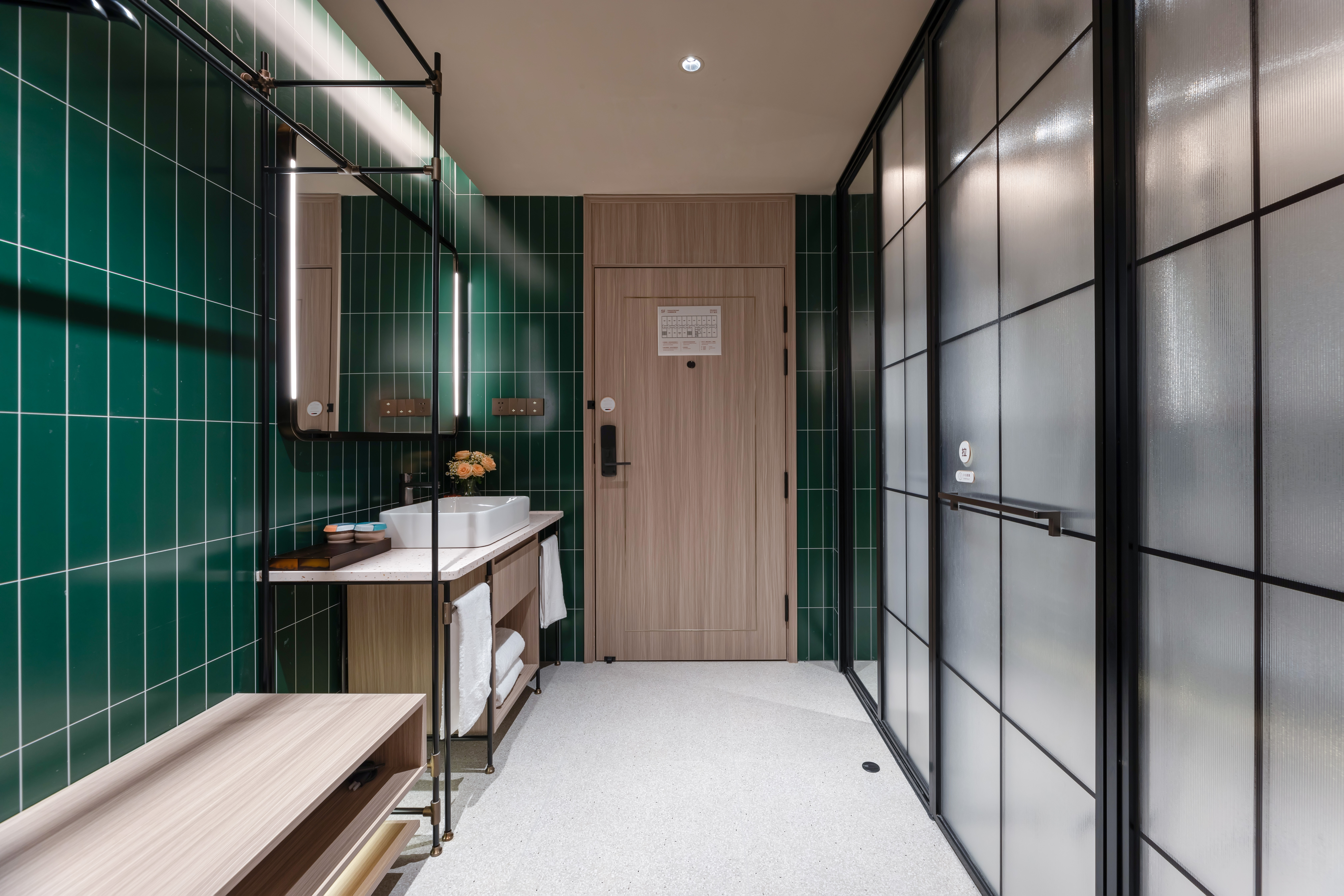 商务大床房（智控/投屏/小冰箱/金可儿席梦思）