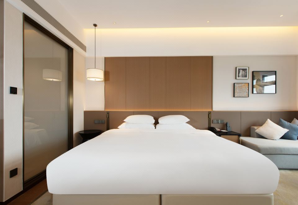 Maison New Century Hotel Hangzhou ZhelvDeluxe King Theme Room