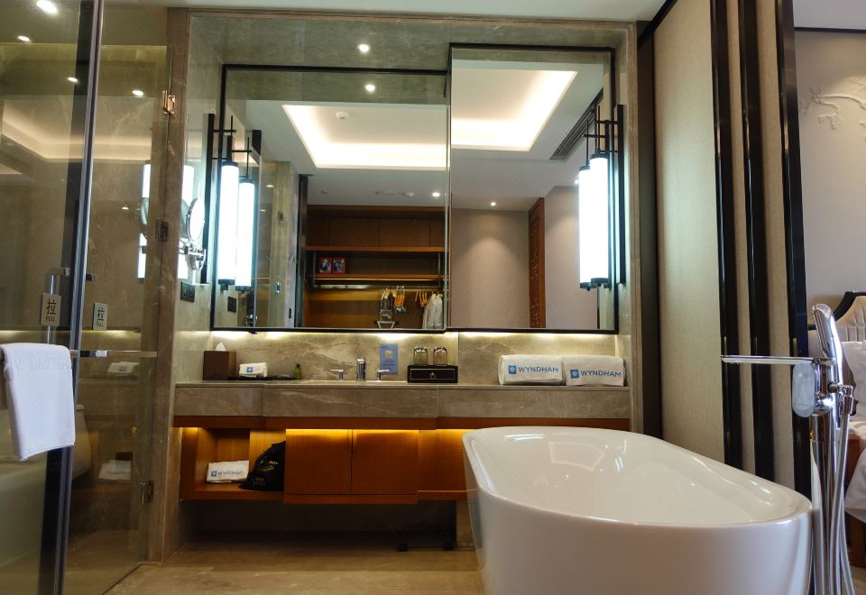 雅致湖景大床房