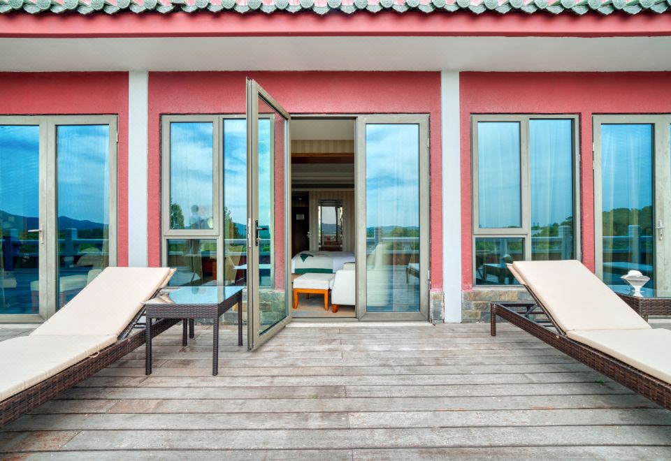 露台湖景大床房