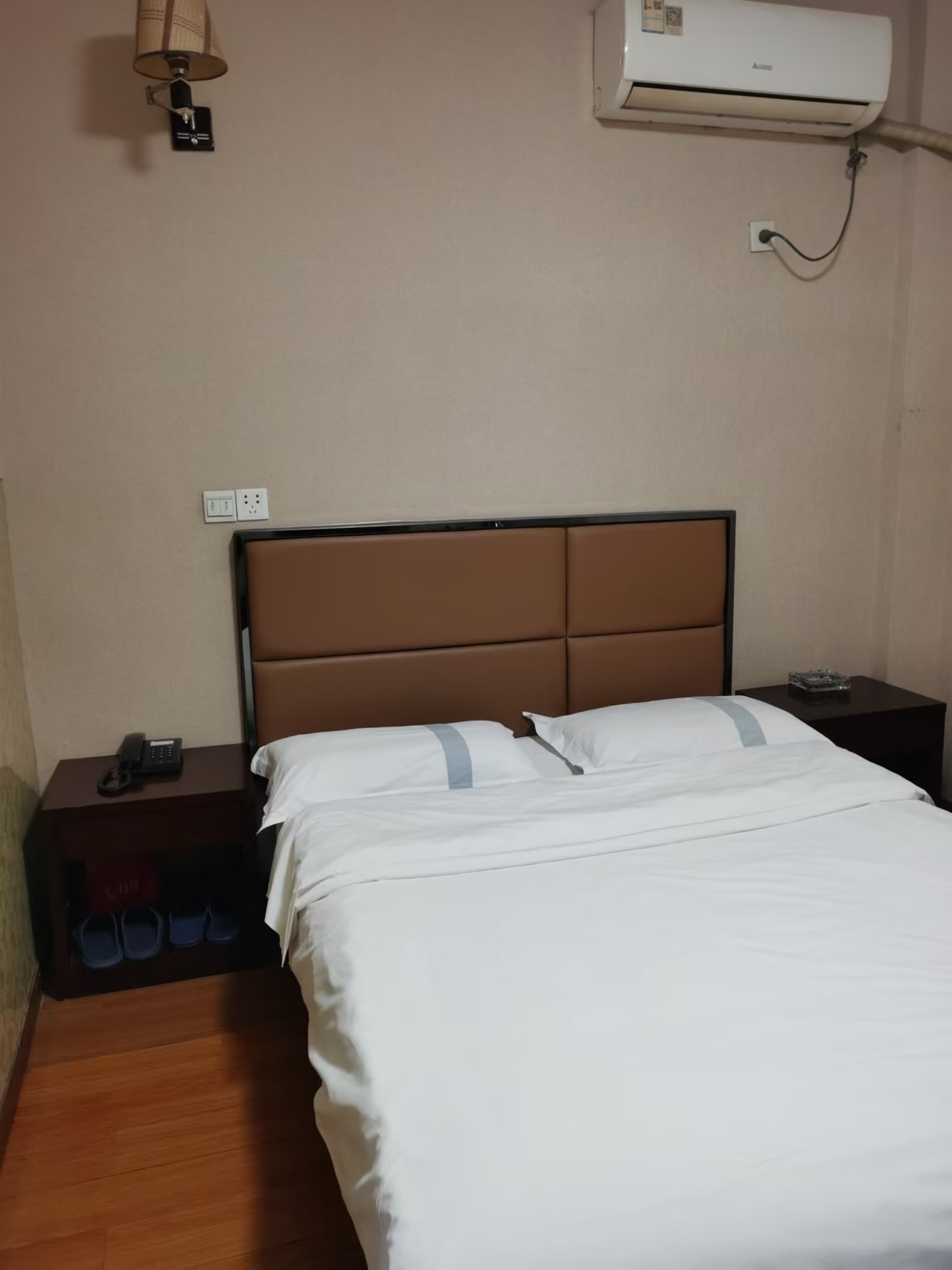 Taoyuan Hotel, SuzhouKing-size bed room