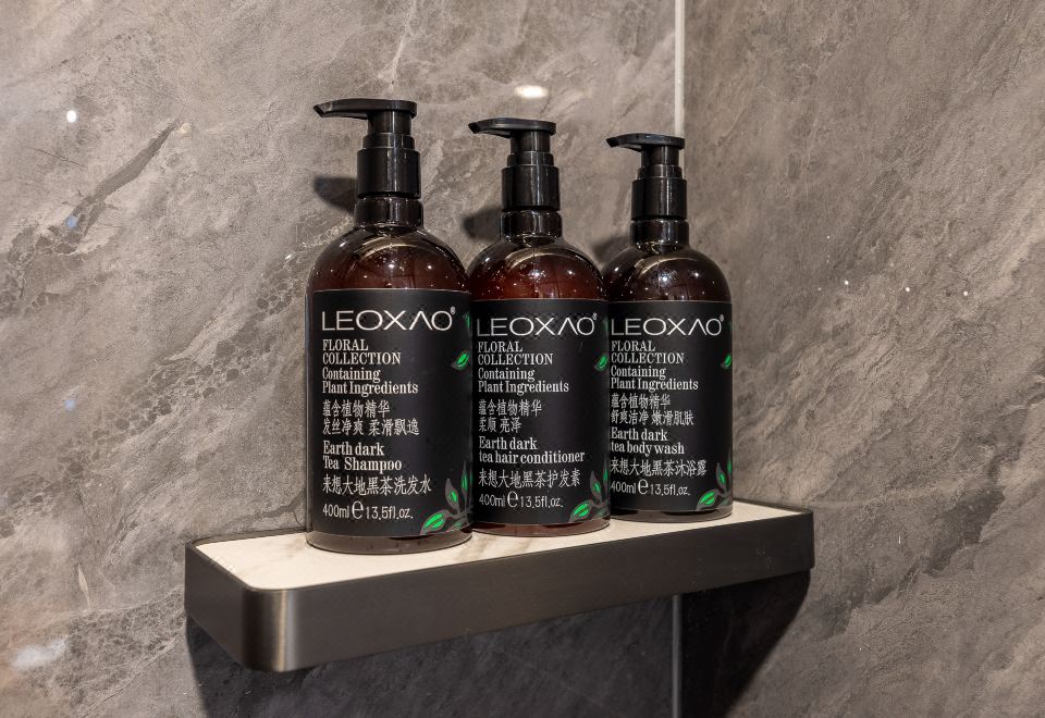 Wan'ao Zuoyouke Hotel, Yuanjia VillageYue Memory Sunshine Double Bed Room With Traditional Architecture, Smart Home, Air Conditioner, Fridge, And Courtyard View