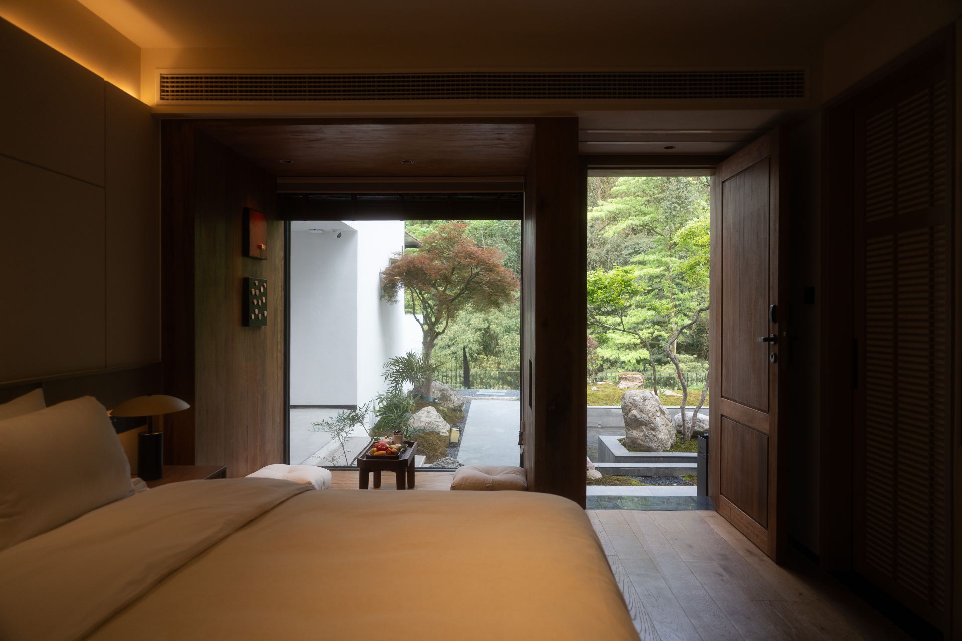 Hulan River Poolside Garden Mountain-View Private Hot Spring Double Bed Room