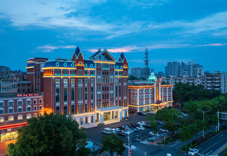 Huadu International Hotel - Housity