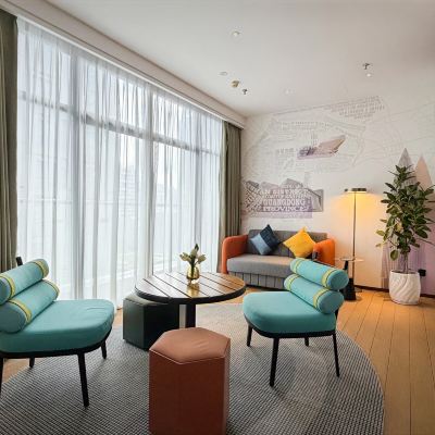 高級園景大床房（帶大客廳和落地窗） 深圳南山科技園希爾頓歡朋酒店優惠