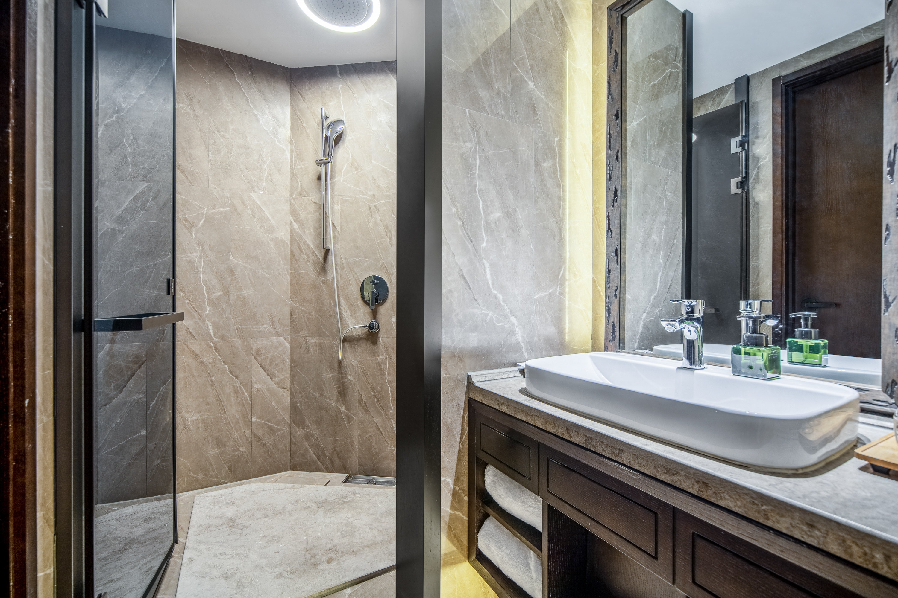 高级亲子主题房（小童玩偶布置+零圧床垫+温润加湿器）