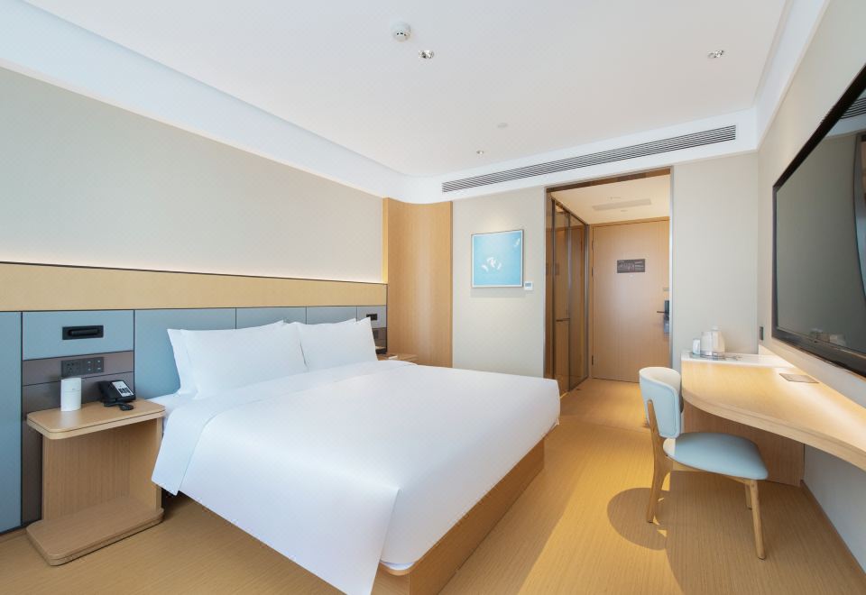 高級大床房（小冰箱+智能馬桶+手機投屏）