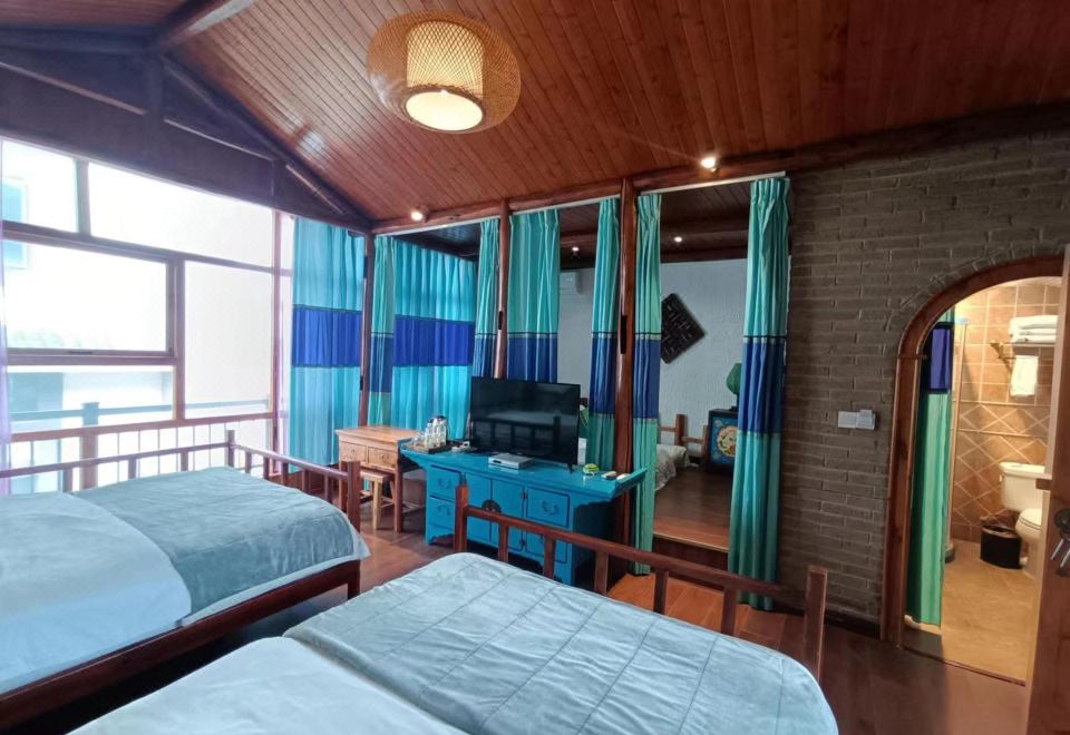 Cozy Family Room (Inn Provides Self-Service Laundry)