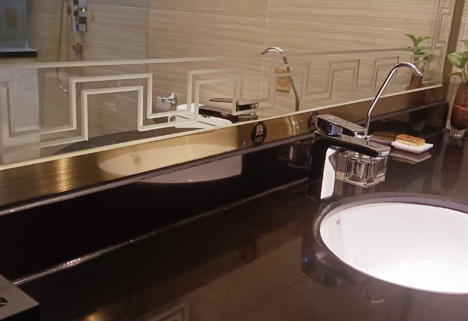 行政双床房（零压床垫+舒适沙发椅+繁华街景）